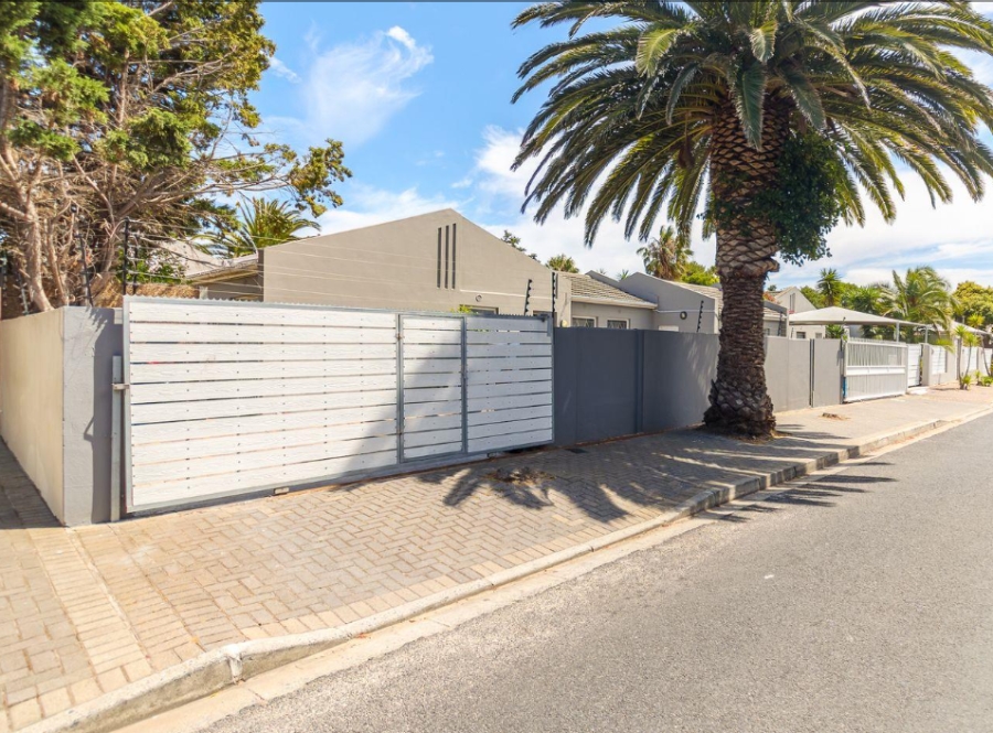 5 Bedroom Property for Sale in Table View Western Cape